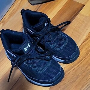 Underarmor boys shoes like new